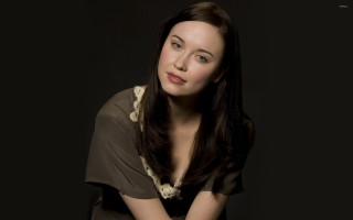 Woman longhair portrait blackbackground crossedarms - leesha hannigan free wallpaper