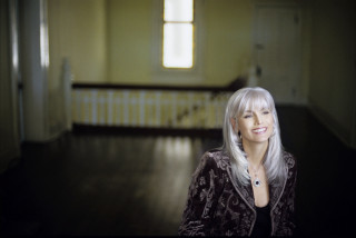 Woman white hair room door - a room free wallpaper for desktop