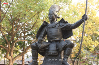 Statue man armor holding flag - a bronze sculpture free wallpaper