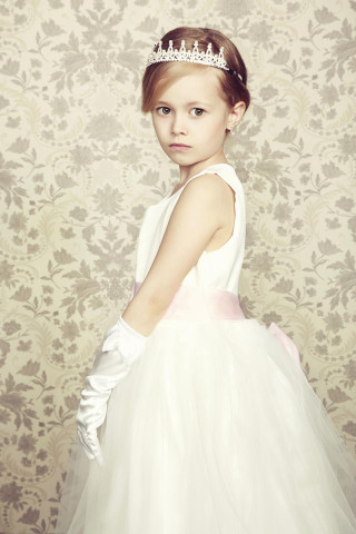 Little girl white dress tiara - little free wallpaper for mobile