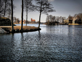 Lake house trees foreground background - a few house free wallpaper for desktop