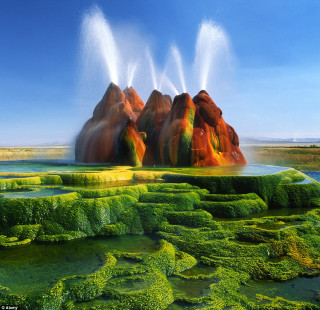 Geysers water algae pond spraying - free landscape wallpaper for tablet
