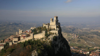 Castle hill town valley mountains - a valley below free wallpaper