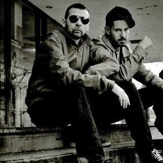 Two men sitting ledge sunglasses - altichiero free wallpaper for tablet