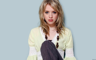 Woman necklace green shirt portrait - de stijl free wallpaper