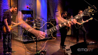 Man playing guitar singing microphone - post grunge free wallpaper