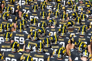 Football players black yellow uniforms - number free wallpaper