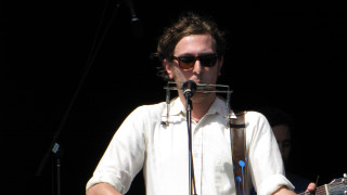 Man guitar microphone stage concert - a guitar and a microphone free wallpaper