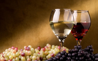 Wine glasses grapes table gold 2 - a gold background free wallpaper for desktop