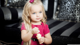 Little girl holding banana serious - little free wallpaper