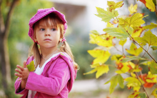 Little girl pink jacket green - autumn free wallpaper for desktop