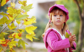 Little girl pink hat holding - a little girl free wallpaper