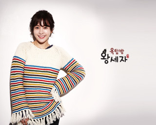 Woman colorful sweater smile portrait - aaa game free wallpaper