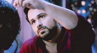 Man brushing hair woman looking - he free wallpaper