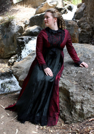 Woman long dress sitting rock - raphaelite free wallpaper for mobile