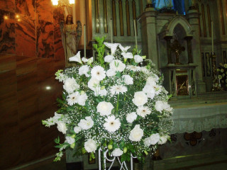 Bouquet white flowers church setting - carpoforo tencalla free wallpaper