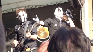 Man guitar mask stage crowd - a mask free wallpaper