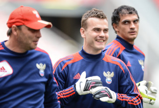 Boys field sports gloves hat - a ball in the air free wallpaper