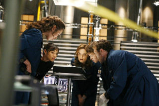 Factory group machine screen woman - assemblage free wallpaper