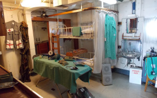 Bunkbed table greencloth metalrack clothes - clothes free wallpaper for desktop