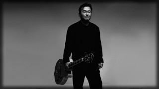 Man holding two guitars black - his free wallpaper