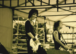 Woman playing guitar man singing - arnie swekel free wallpaper