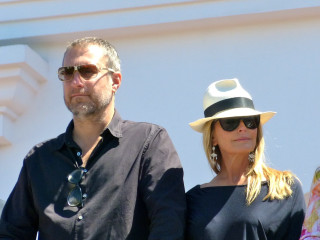 Man woman hats sunglasses building - breyten breytenbach free wallpaper