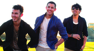 Three men field grass building - a field of grass and grass free wallpaper