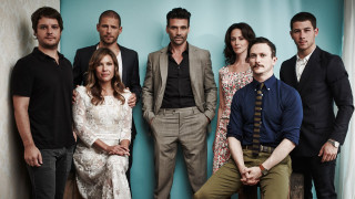 Group people blue wall curtain - a blue wall free wallpaper for desktop