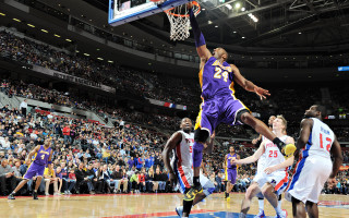 Basketball player dunking crowd stands - a basketball player free wallpaper