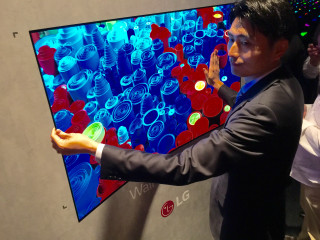 Man suit holding screens interactive - 8k resolution free wallpaper