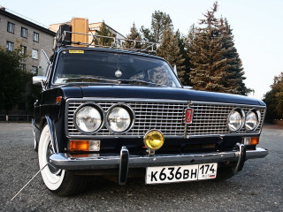 Black car parking lot building 10 - classical realism free wallpaper for desktop