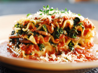 Pasta sauce spinach tablecloth black - a tablecloth free wallpaper