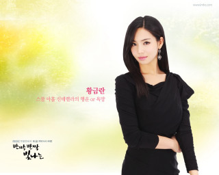 Woman black dress green background - chinese character free wallpaper