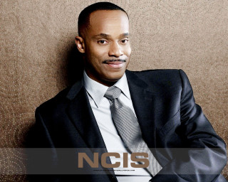 Man suit portrait formal realistic - leaning against a wall free wallpaper