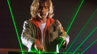 Man standing laptop stage green - a stage free wallpaper for desktop