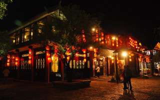 Couple standing outside building lanterns - lantern free wallpaper