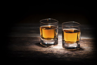 Whiskey glasses wooden table dark - cao zhibai free wallpaper