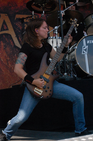 Woman playing guitar stage microphone 3 - a stage free wallpaper for mobile