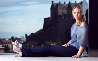 Woman sitting floor castle background - annie leibovitz free wallpaper for desktop