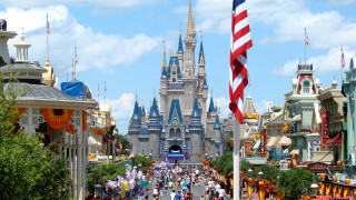Crowd people walking street castle - a crowd of people free wallpaper