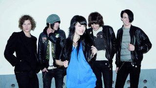 Young people wall white background - a blue scarf free wallpaper