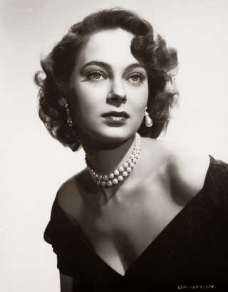 Woman black dress necklace pearls - free vintage wallpaper