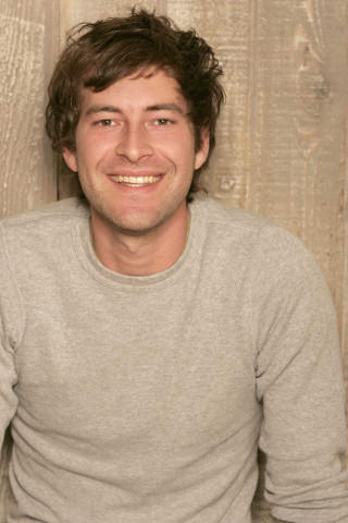 Smiling man wooden wall cell - a wooden wall free wallpaper for mobile