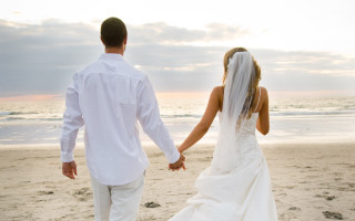 Bride groom walking beach holding 2 - a bride and groom free wallpaper