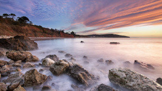 Rocky beach sunset pink sky 2 - dave allsop free wallpaper