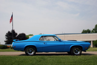 Blue car grassy area building - a grassy area next free wallpaper