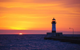 Lighthouse pier sunset water background - a lighthouse free wallpaper