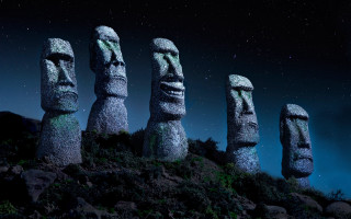 Carved faces hill night sky - concrete art free wallpaper for desktop