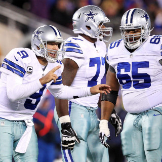 Cowboys players standing field pointing - free sports wallpaper for tablet